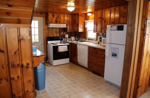 Sandwich Cottage | Affordable cottage near Town Neck Beach with AC