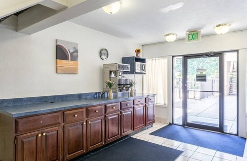 Edgewood Hotel | Affordable Room w/Excellent Location Off I-95