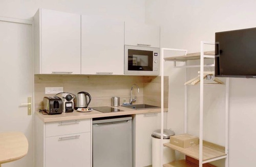 Neuilly-sur-Seine Apartment | Air-conditioned studio offering comfort and elegance