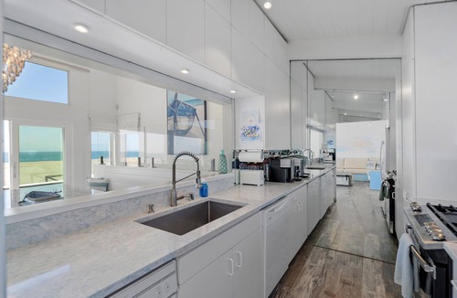 Silver Strand House | Airy Silver Strand Beachfront Retreat- with large deck and spa!