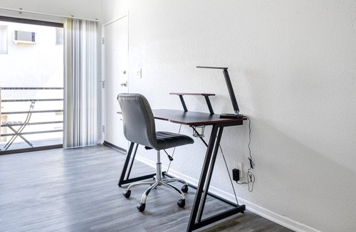 Beverly Grove Apartment | Airy West Hollywood 2BR near TJ, W 3rd St, Beverly Center, by Blueground