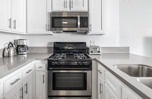 Beverly Grove Apartment | Airy West Hollywood 2BR near TJ, W 3rd St, Beverly Center, by Blueground