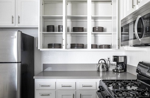 Beverly Grove Apartment | Airy West Hollywood 2BR near TJ, W 3rd St, Beverly Center, by Blueground