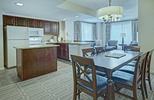 Old Town West Condo | Alexandria | Couples Capital Stay | Gym + WiFi