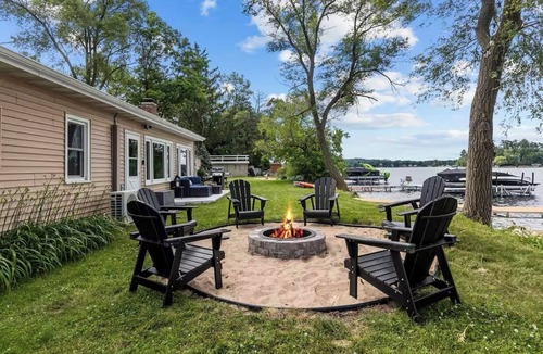 Wautoma Cottage | All-seasons lakefront getaway 3-bedroom cottage in Wautoma - small dog friendly