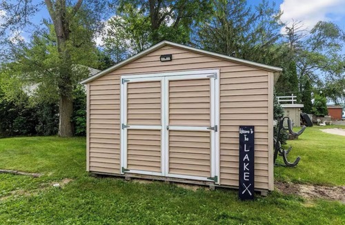 Wautoma Cottage | All-seasons lakefront getaway 3-bedroom cottage in Wautoma - small dog friendly