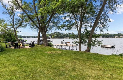 Wautoma Cottage | All-seasons lakefront getaway 3-bedroom cottage in Wautoma - small dog friendly