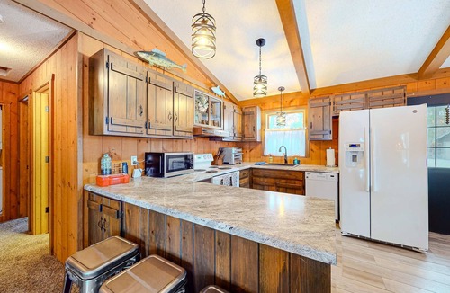 Minocqua House | All-seasons lakefront cabin with dock, wood fireplace, kitchen, kayaks, & AC