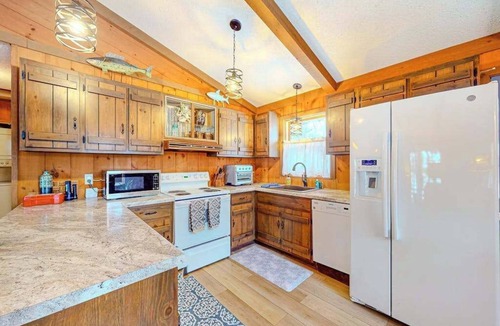 Minocqua House | All-seasons lakefront cabin with dock, wood fireplace, kitchen, kayaks, & AC