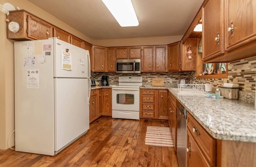 Rome House | Alpine Greens – Spacious Retreat on Lake Arrowhead Golf Course, Just 4 Miles from Sand Valley!
