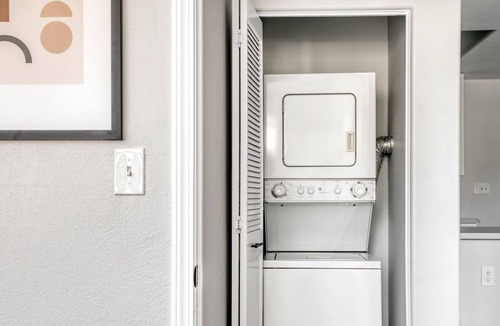 Mar Vista Apartment | Amazing Mar Vista 2BR w/ W/D, nr Venice Beach, by Blueground