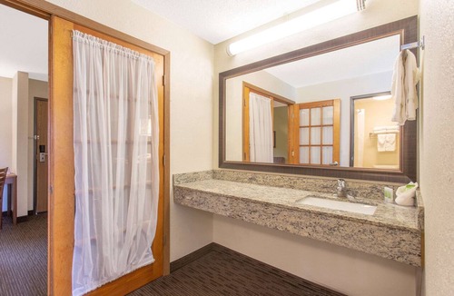 Laurium Hotel | AmericInn by Wyndham Calumet