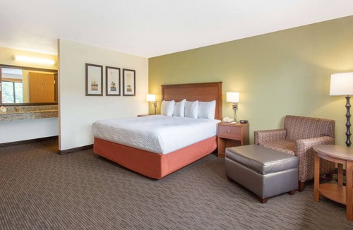 Laurium Hotel | AmericInn by Wyndham Calumet