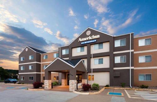 Hudson Hotel | AmericInn by Wyndham Hudson