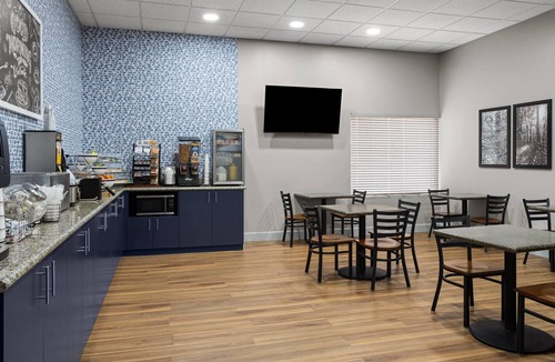 Marshfield Hotel | AmericInn by Wyndham Marshfield