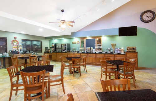 New London Hotel | AmericInn by Wyndham New London