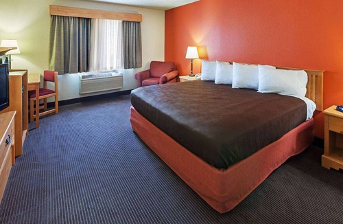 Sturgeon Bay Hotel | AmericInn by Wyndham Sturgeon Bay