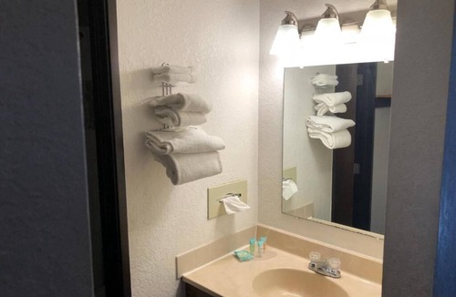 Monticello Hotel | Americinn