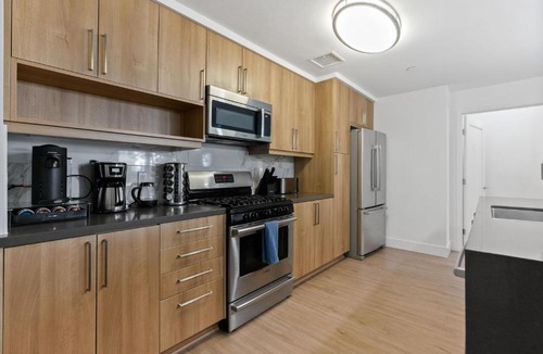 Downtown Apartment | Amethyst Horizon - Stylish peaceful 2BR w zen Garden View Pool Gym