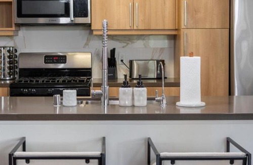 Downtown Apartment | Amethyst Horizon - Stylish peaceful 2BR w zen Garden View Pool Gym