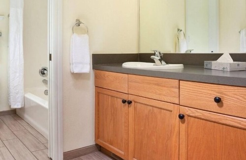 Angels Camp Resort | Angels Camp | Group Mountain Getaway | Pool + Golf | 3BR Sleeps 8