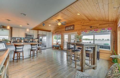 Clarion House | Angler's Cottage on Lake Cornelia: Pets Welcome!