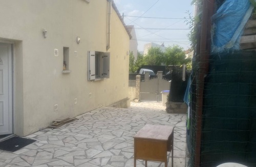 Goussainville Apartment | Apartment Sleeps 2 with On-Site Parking
