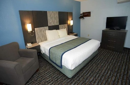 Sandwich House | Apartment Suite 1 King Bed at Sandwich Lodge & Resort