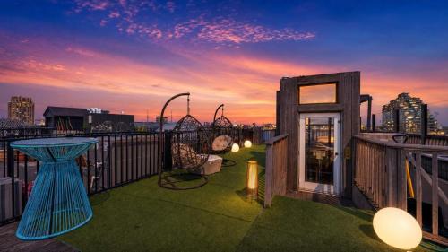 Southwark House | Apartmint - Grand Queen Village Retreat in Philladelphia