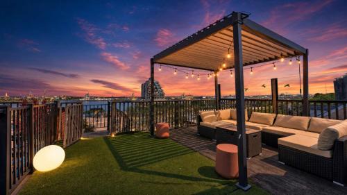 Southwark House | Apartmint - Grand Queen Village Retreat in Philladelphia