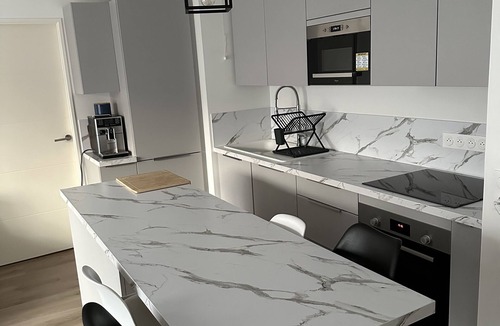 Les Puces de Saint-Ouen Apartment | Appartement Idéal Pour les Familles, Proche de Paris et des Futurs JO !