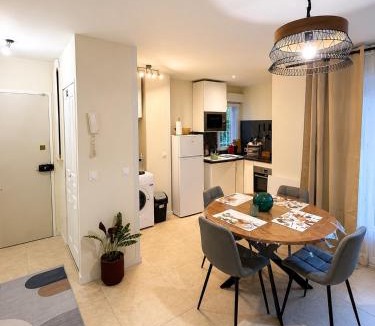 Beaumont-sur-Oise Apartment | Appartement avec place de parking privé et jardin