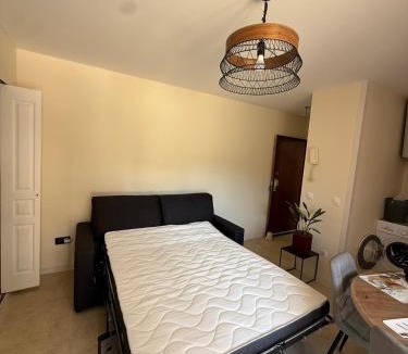 Beaumont-sur-Oise Apartment | Appartement avec place de parking privé et jardin