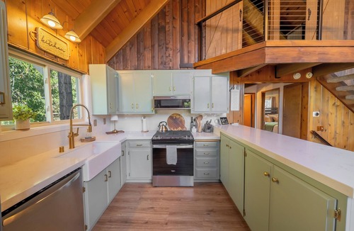 Lake Arrowhead Cabin | Arrowhead Woods, 3 stories mountain retreat with 3 bedrooms, 3 baths, fam room.