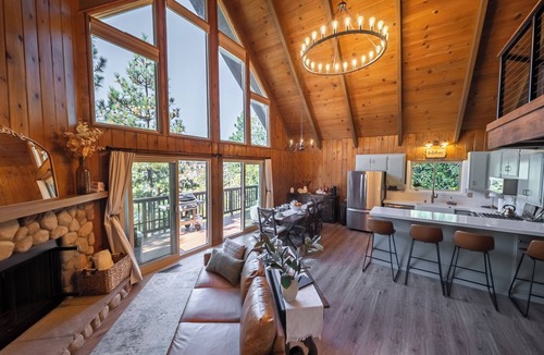 Lake Arrowhead Cabin | Arrowhead Woods, 3 stories mountain retreat with 3 bedrooms, 3 baths, fam room.