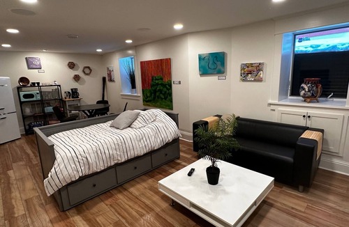 Uptown Apartment | Artist retreat by Lake Bde Maka Ska (5 people) - 2.5 miles to convention center