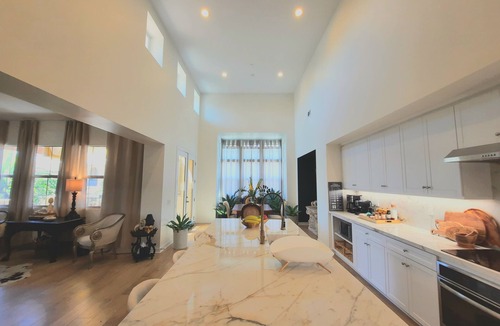Camarillo House | Artist’s modern luxe 3 br 3 ba gem- 2 large Primary suites