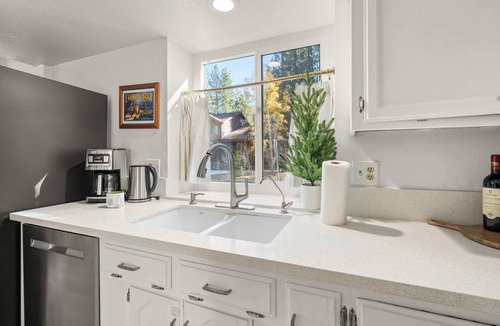 Summit Estates House | Aspen Sage Retreat | Hot Tub | Central Location
