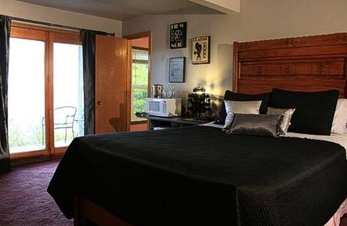 Algoma Bed & Breakfast | at the Waters Edge Bed & Breakfast