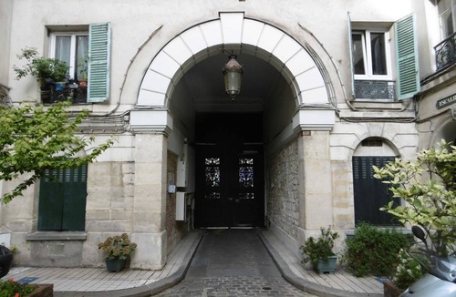 Saint-Vincent-de-Paul Apartment | Atelier d’artiste de luxe avec clim – Paris Centre