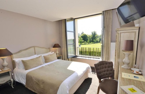 Tremblay-en-France Hotel | Auberge du Chateau Bleu