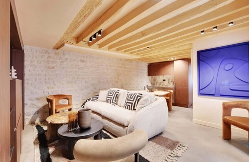 Notre-Dame-des-Champs Apartment | AUTHENTIC PARISIAN APARTMENT FOR EIGHT IN SAINT-GERMAIN