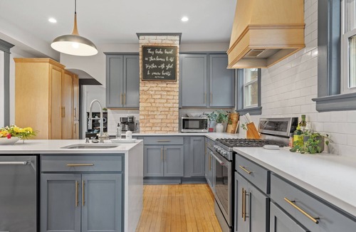 Summit Hill House | Awesome 4-bedroom house in Saint Paul off Grand-walk to everything!