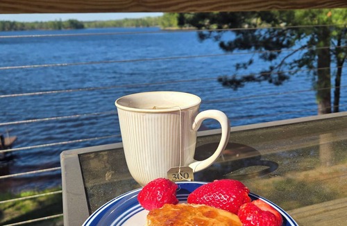 Emily Cabin | Awesome lakefront 3-bedroom cabin with guest cabin. 3 Queen beds + 2 futons.
