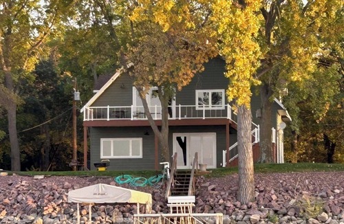 The Lakes Cabin | Bare Feet Retreat New, 2nd Floor 3-BR, 2 bath lakefront house on Lake Shetek