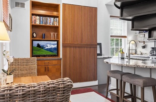 Old Town Alexandria Apartment | Barrister One - Historic Old Town Alexandria-Two level apartment