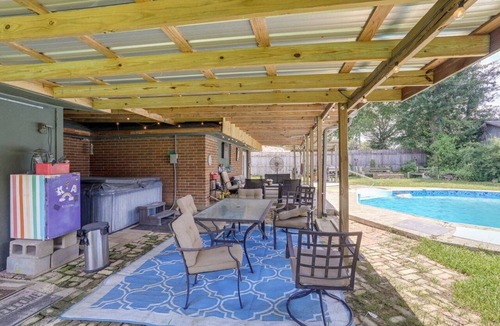 Park Forest - LA North House | Baton Rouge Home Getaway with Hot Tub & Pool Close to LSU