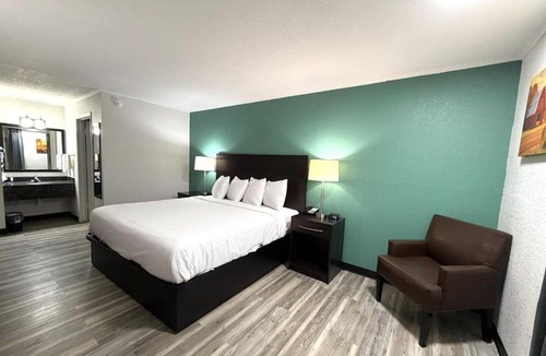 Newton Hotel | Baymont Inn & Suites by Wyndham Newton IA