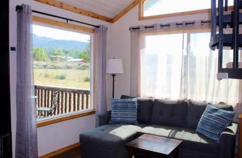 Woodlands Cabin | Beach to Mountains Chalet: Peaceful retreat with mountain views away from crowds