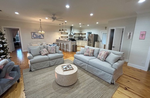 Ocean Springs House | “Beach’d Pearl” Beach house with Private Beach and Pier in Ocean Springs
